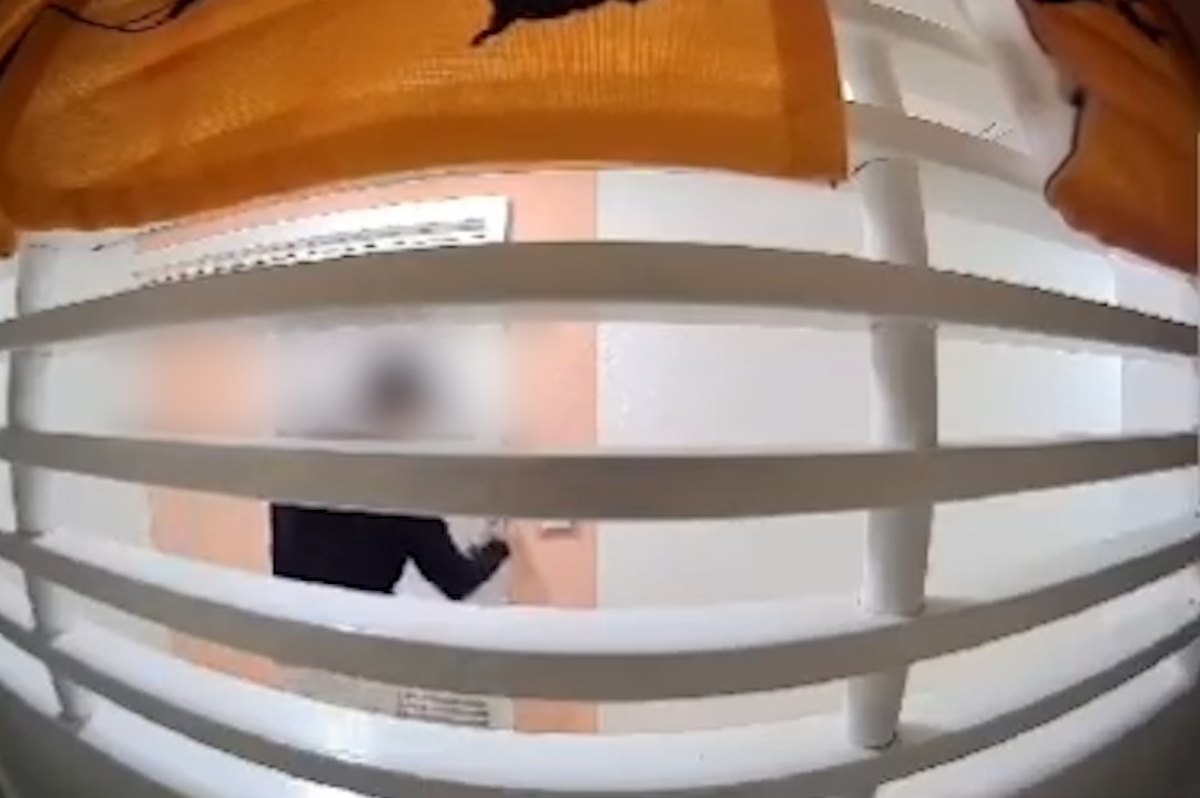 皇后山邨單位遭「踩線」。(FB)