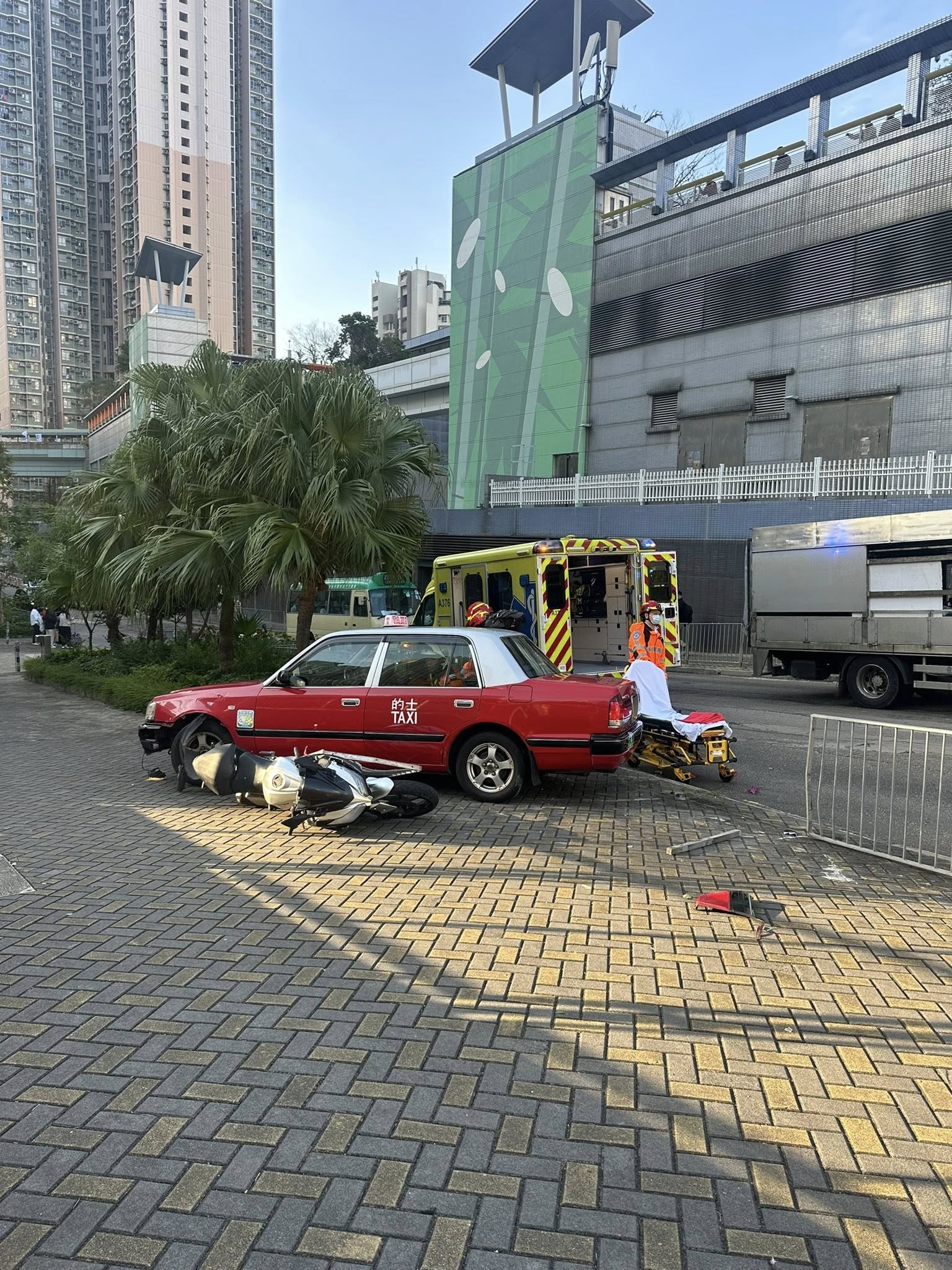今日（11月25日）早上，在秀茂坪邨附近，一輛的士撞飛閘口閘杆，再溜前撞毀鐵欄，並撞倒一輛電單車，最終停在行人路上。（Faceook圖片／車cam L（香港群組）／Roxanne Lam）