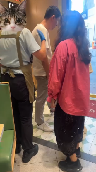 上環茶餐廳侍應誤倒瀉飲品　弄污食客衫鞋疑被逼私賠惹熱議