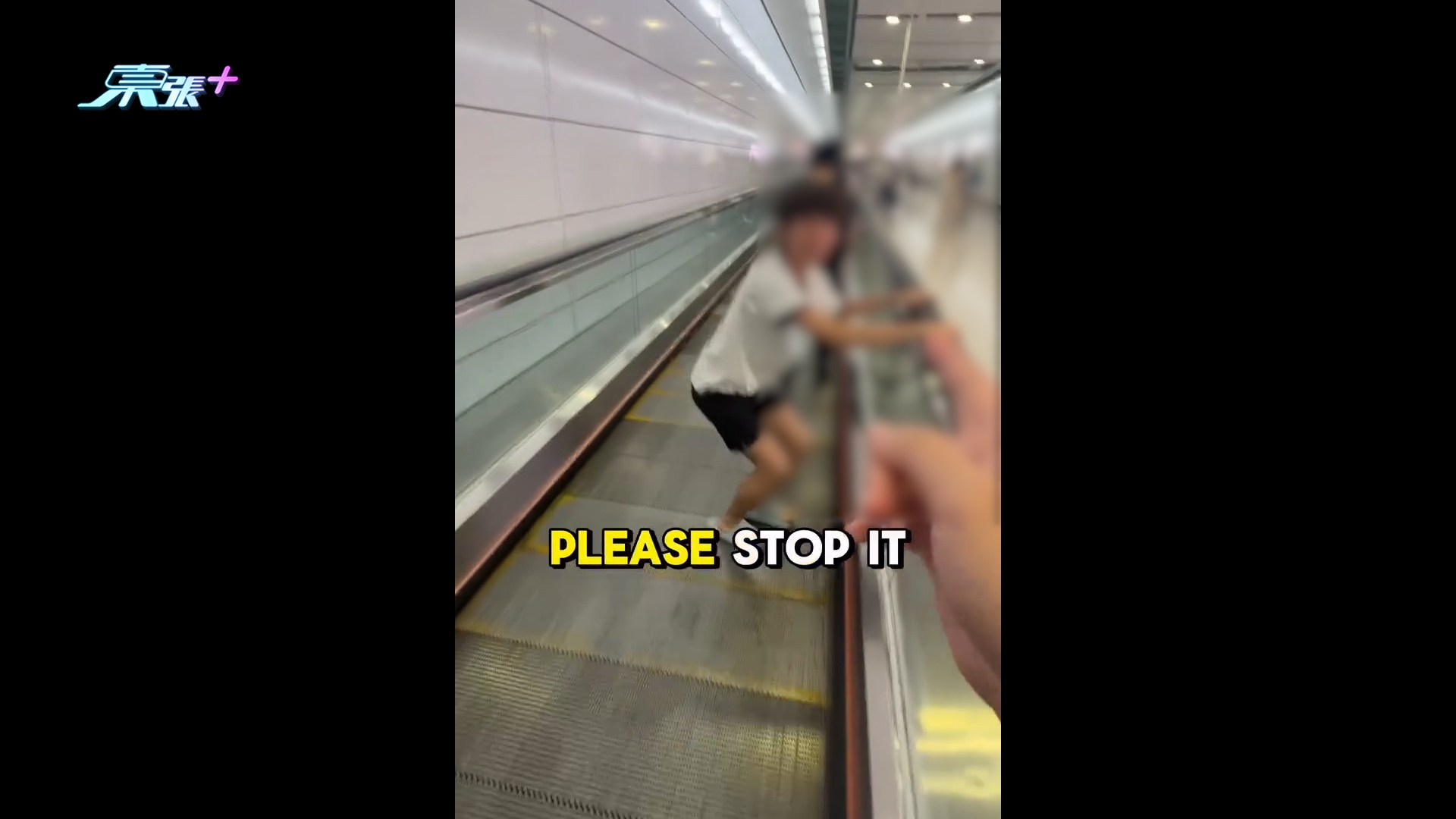 網紅中環站「扮馬騮」踩自動行人道扶手拍片　阻人行兼扮道歉惹公審