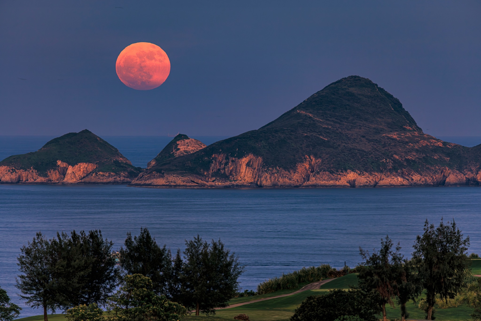 香港天文台在Facebook專頁以「月亮錯覺」為題發帖，並附上「巨月」相片。（Facebook圖片／香港天文台 HKO）