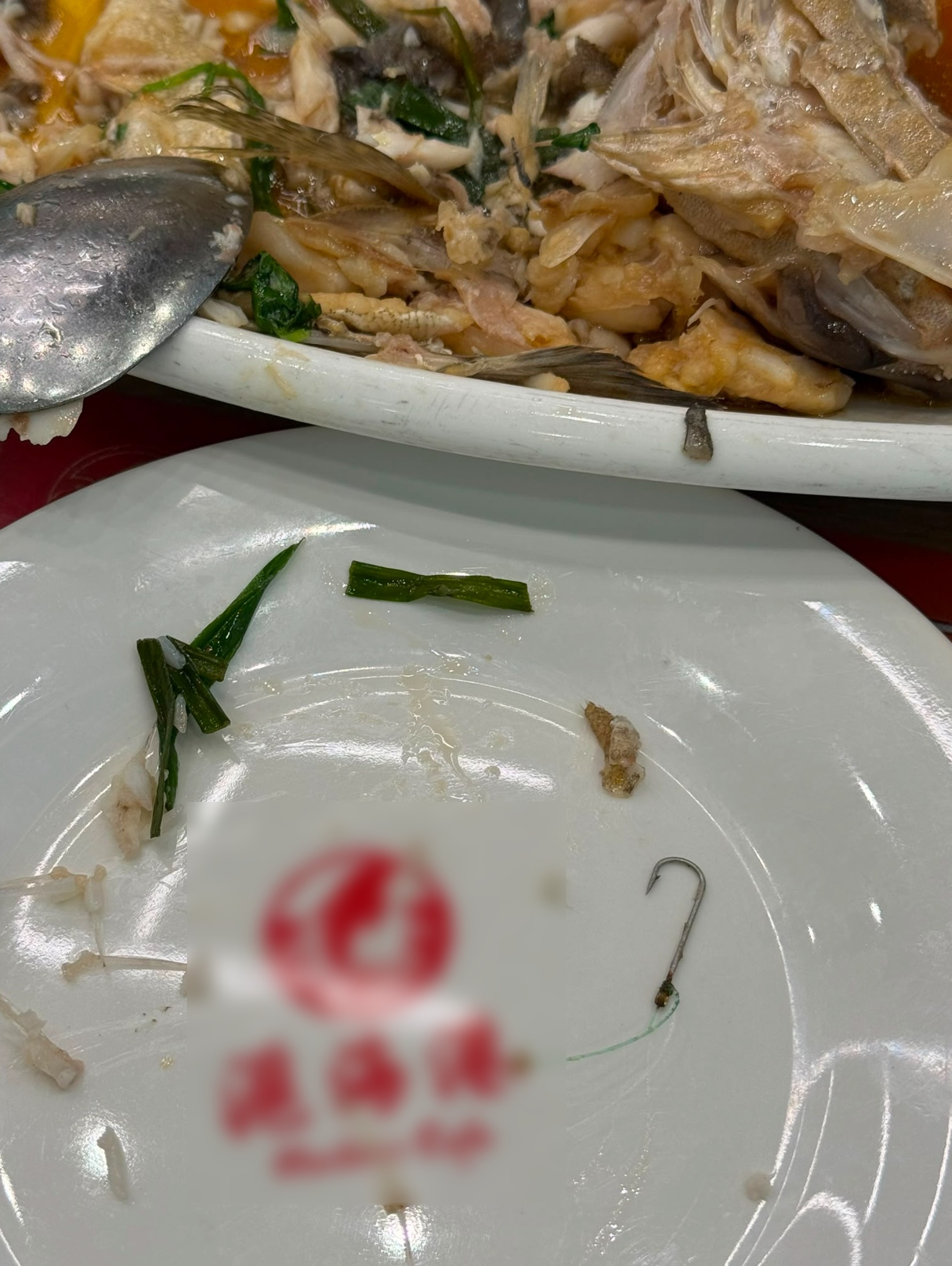 東張西望報料｜深水埗食魚驚現魚鈎　險吞入口恐「爆嘴」　食客怒斥店方零道歉 （觀眾梁小姐（化名）提供）