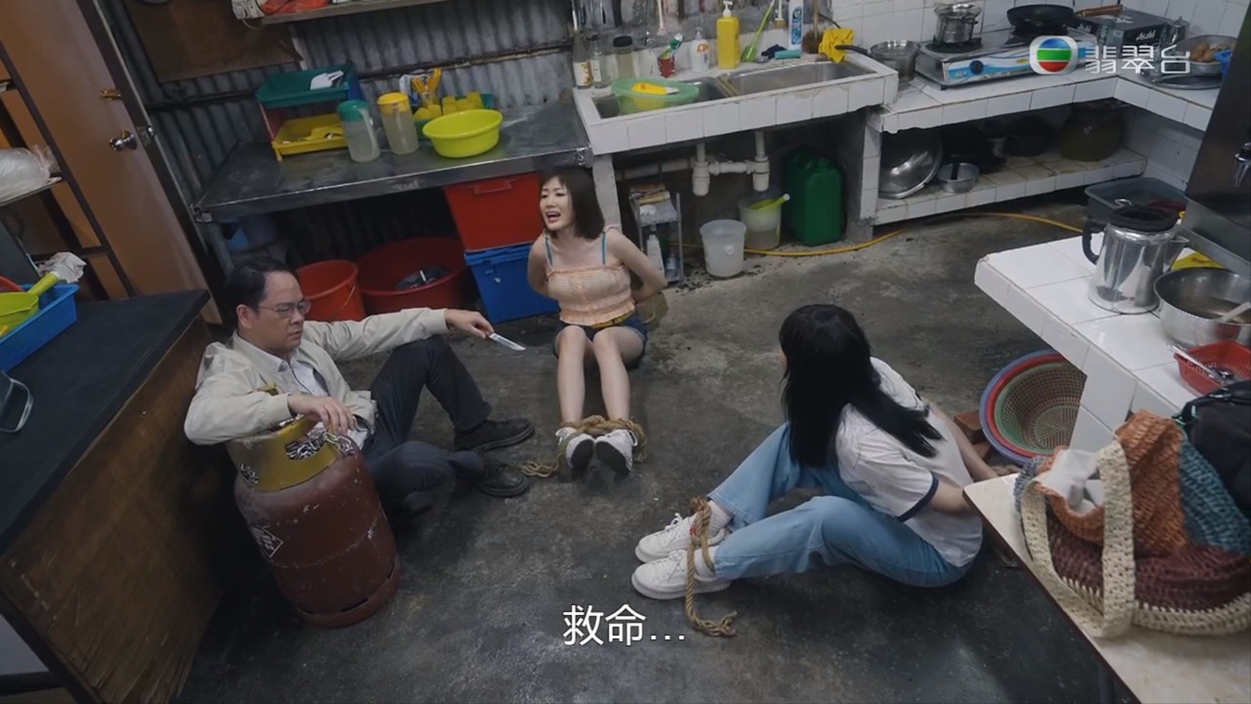 一怒之下將琪琪及同場嘅家寶（陳瀅飾）挾持，馬Sir企圖強姦琪琪。