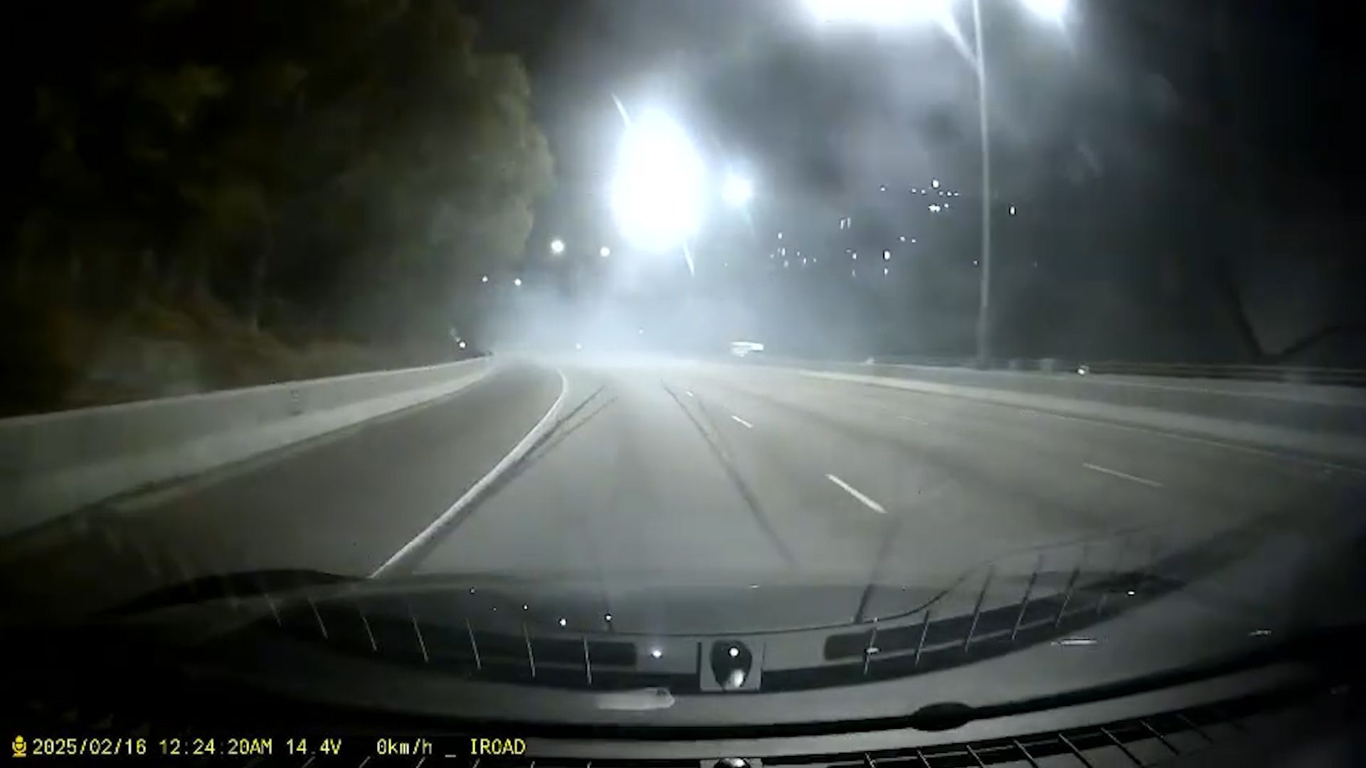 屯門公路私家車疑入彎時「甩尾」。(影片截圖)