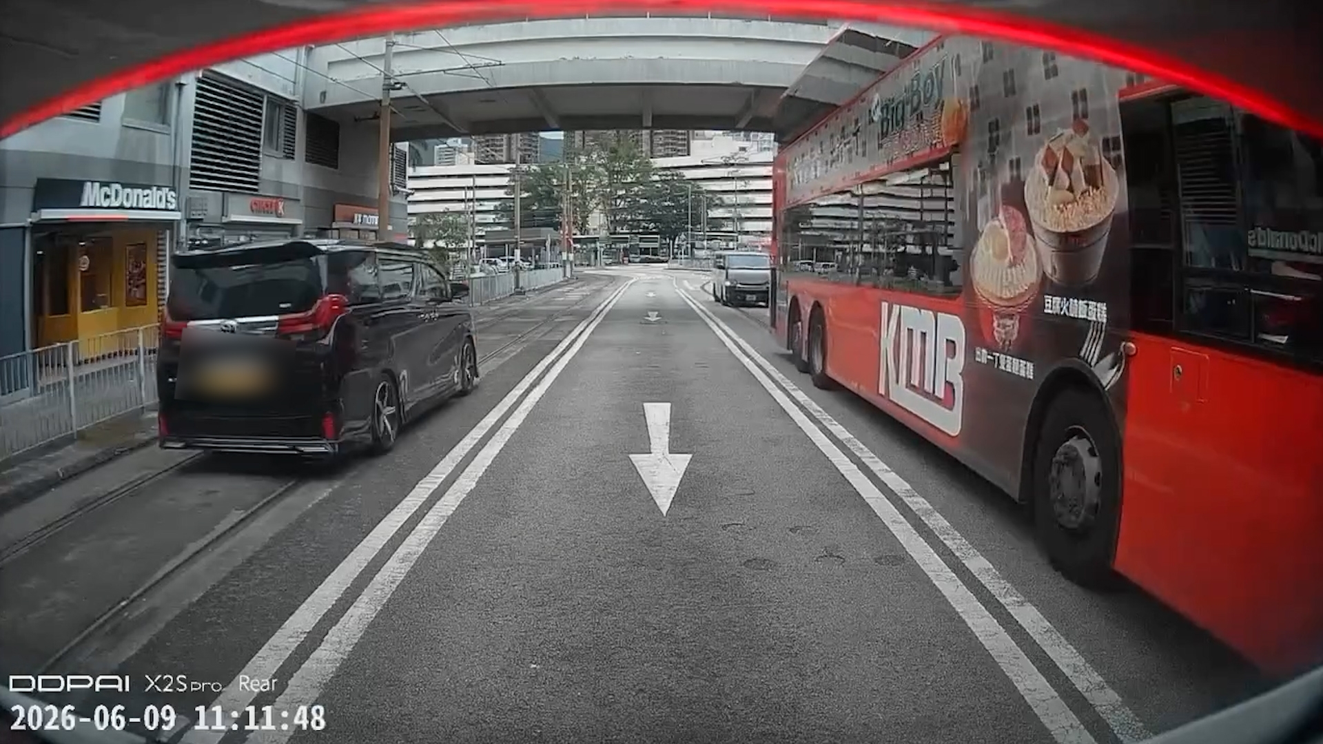 車Cam直擊｜屯門中港車「大地任我行」逆線行駛　仲行入輕鐵路軌被斥：扮新型輕鐵？ （FB＠司車cam L（香港群組））
