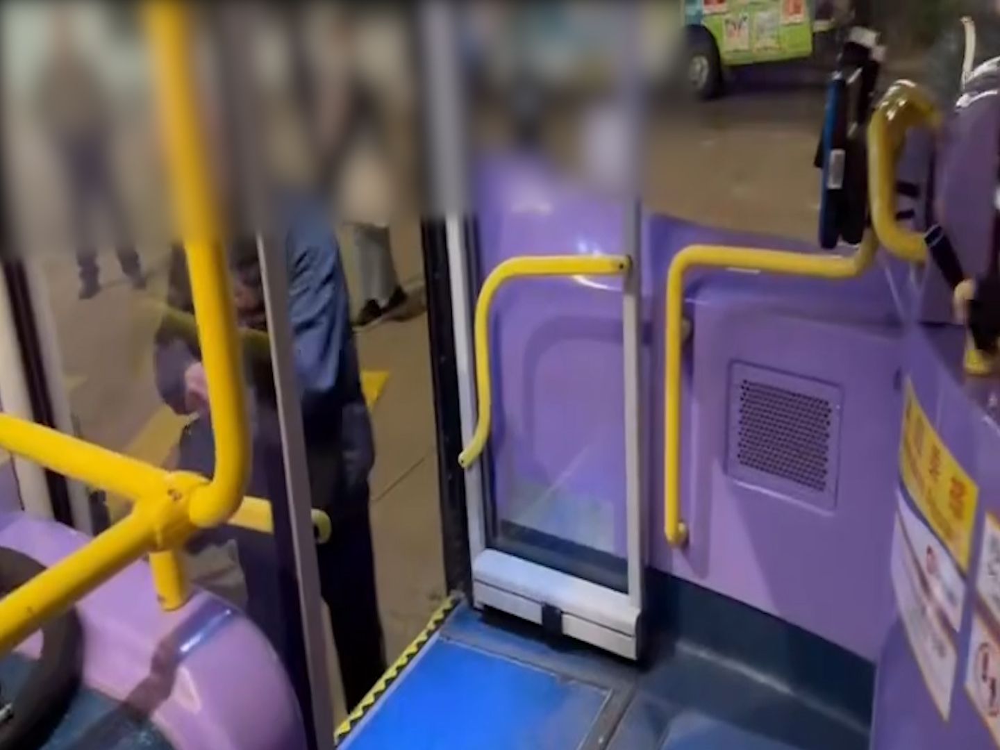 香港仔女車長被阿伯發難大鬧，只因輪椅婆婆未上到車？(影片截圖)
