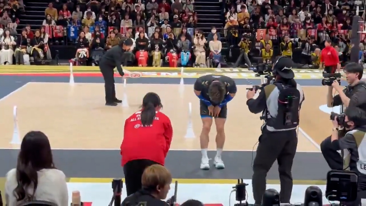 西田有志站起後，再向女性工作人員鞠躬道歉，對方也鞠躬致意。（X影片截圖／@ojin12049290）