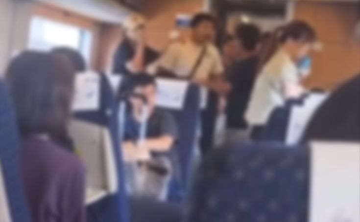 港男大鬧高鐵「爆粗兇乘客」囂張要人吹雞，疑不滿要收細聲浪爆衝突。(影片截圖)