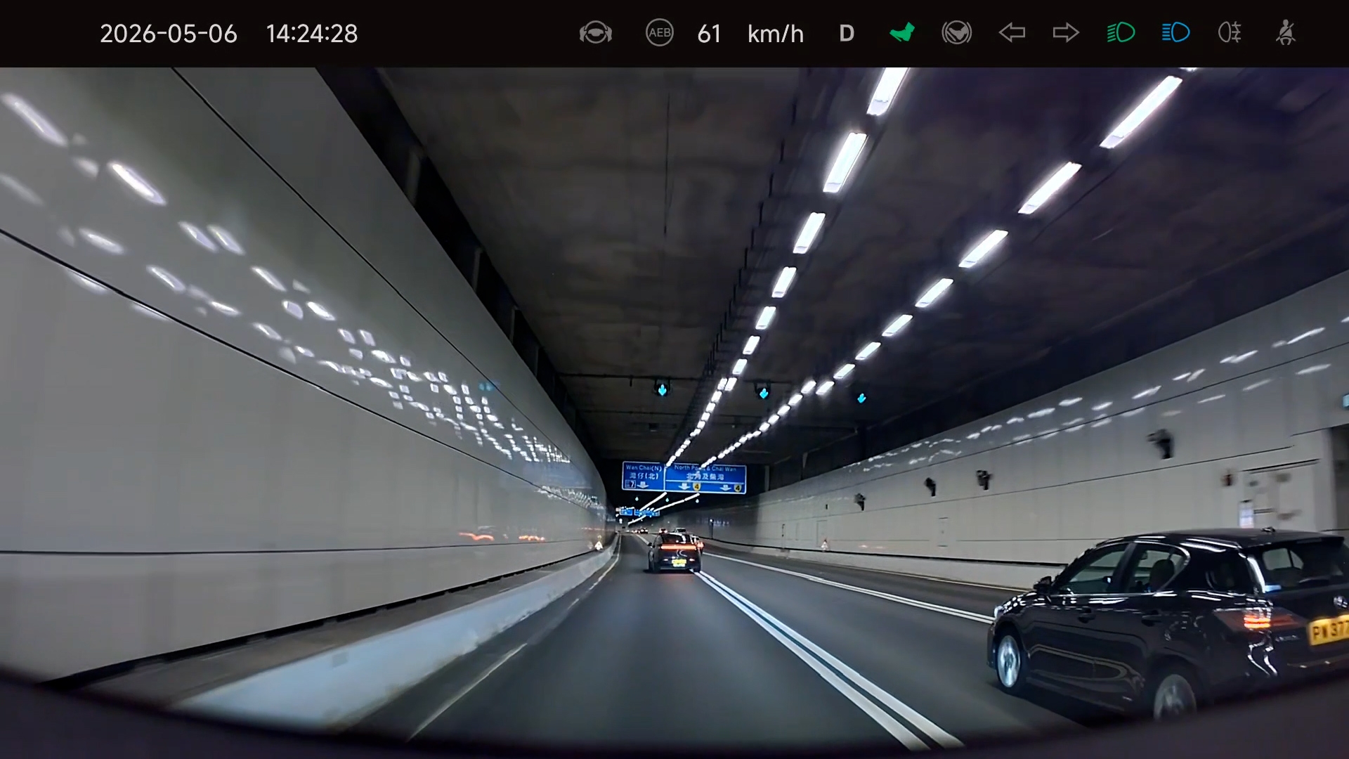 東張西望報料｜Tesla中港車隧道硬Cut雙白線　車Cam影曬　觀眾報料稱「必須嚴懲」（觀眾廖先生向《東張+》提供）
