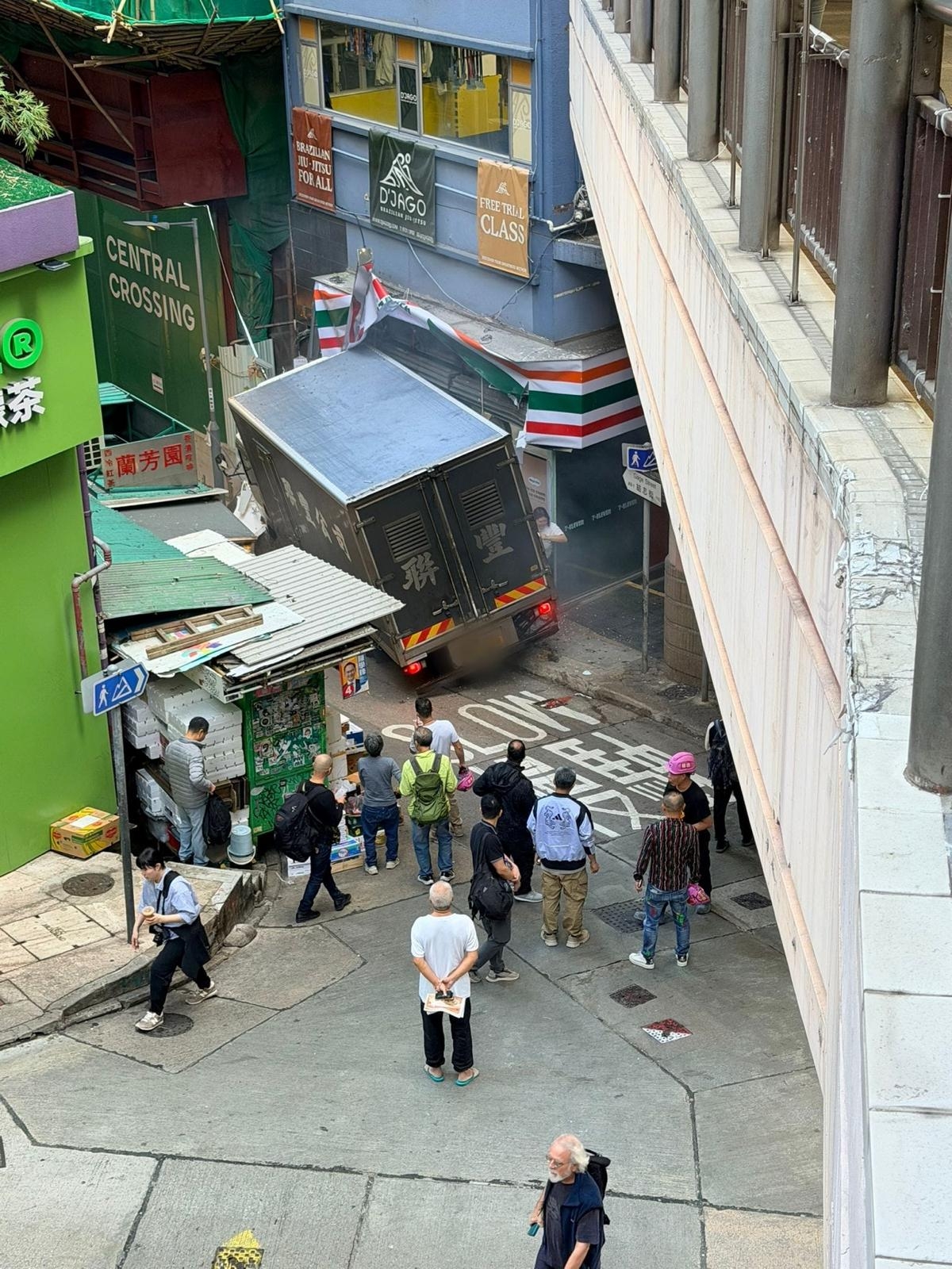 中環運豬貨車「失控溜前」直剷便利店