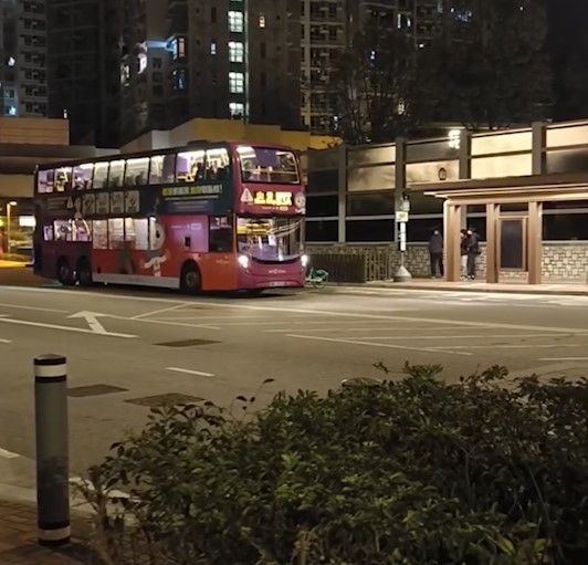 巴士迷疑為影巴士擺單車擋馬路