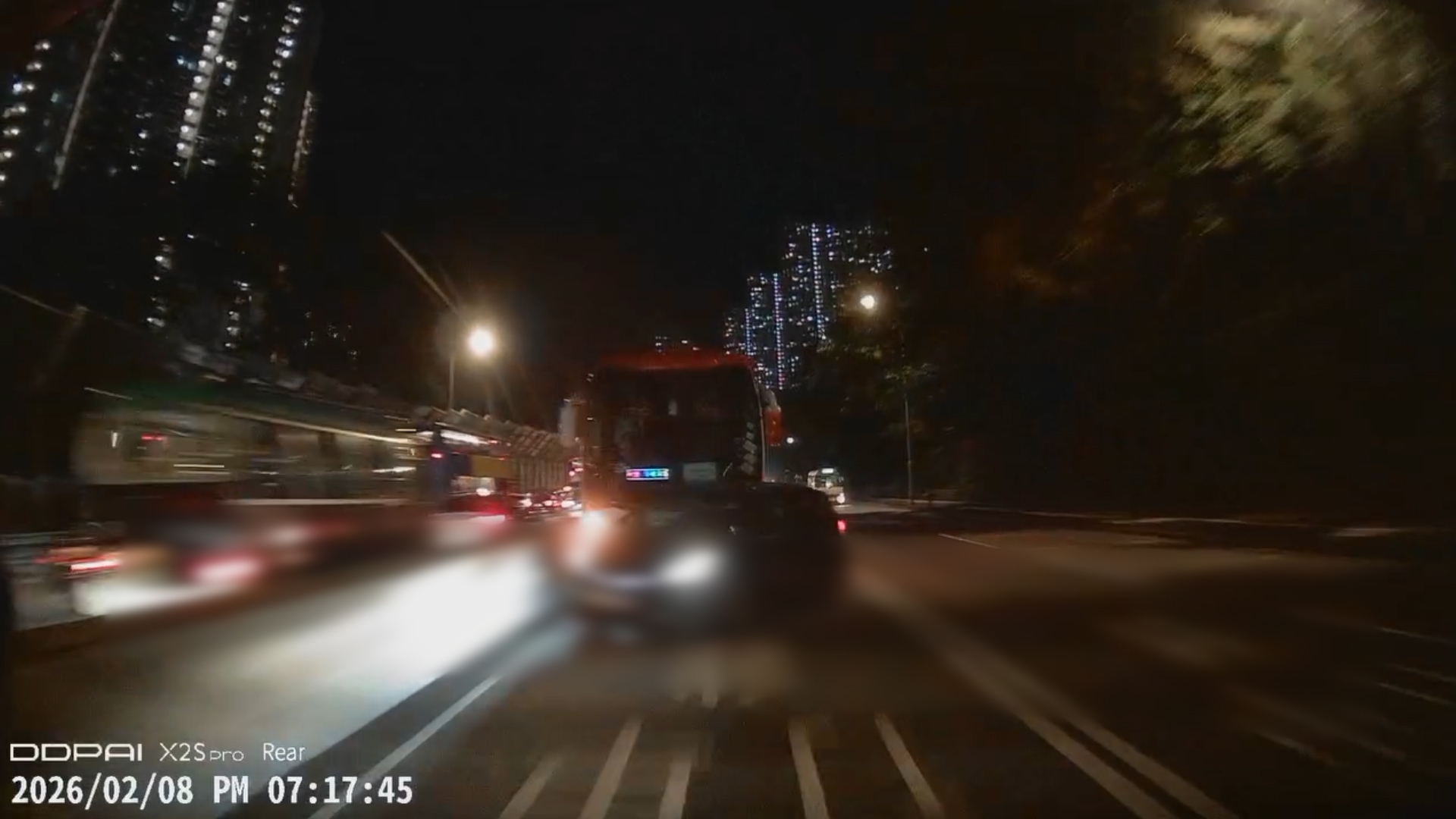 車Cam直擊｜將軍澳隧道旅遊巴大戰私家車　撞壆打白鴿轉　網民批評雙方