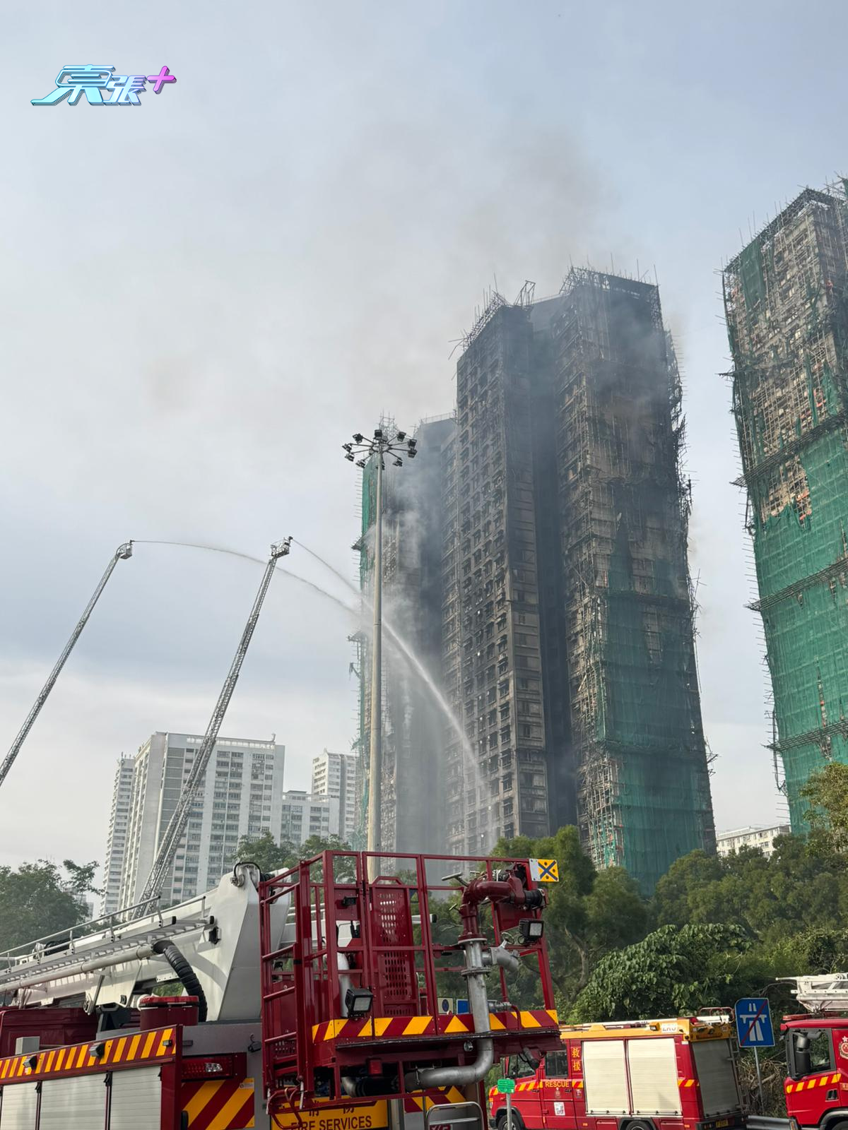 大埔宏福苑五級火｜《東張+》現場直擊仍有單位火光熊熊。(東張+記者攝)