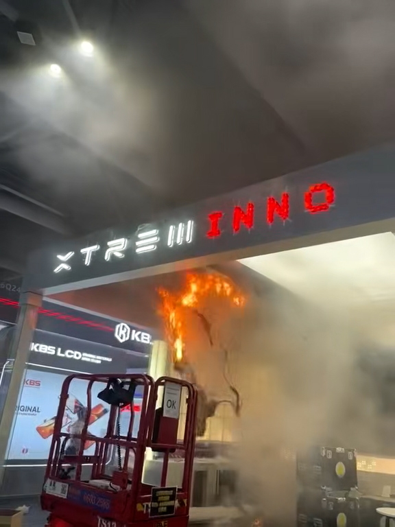 觀眾提供的影片顯示，現場有物料著火，冒出大量濃煙。（報料觀眾影片截圖）