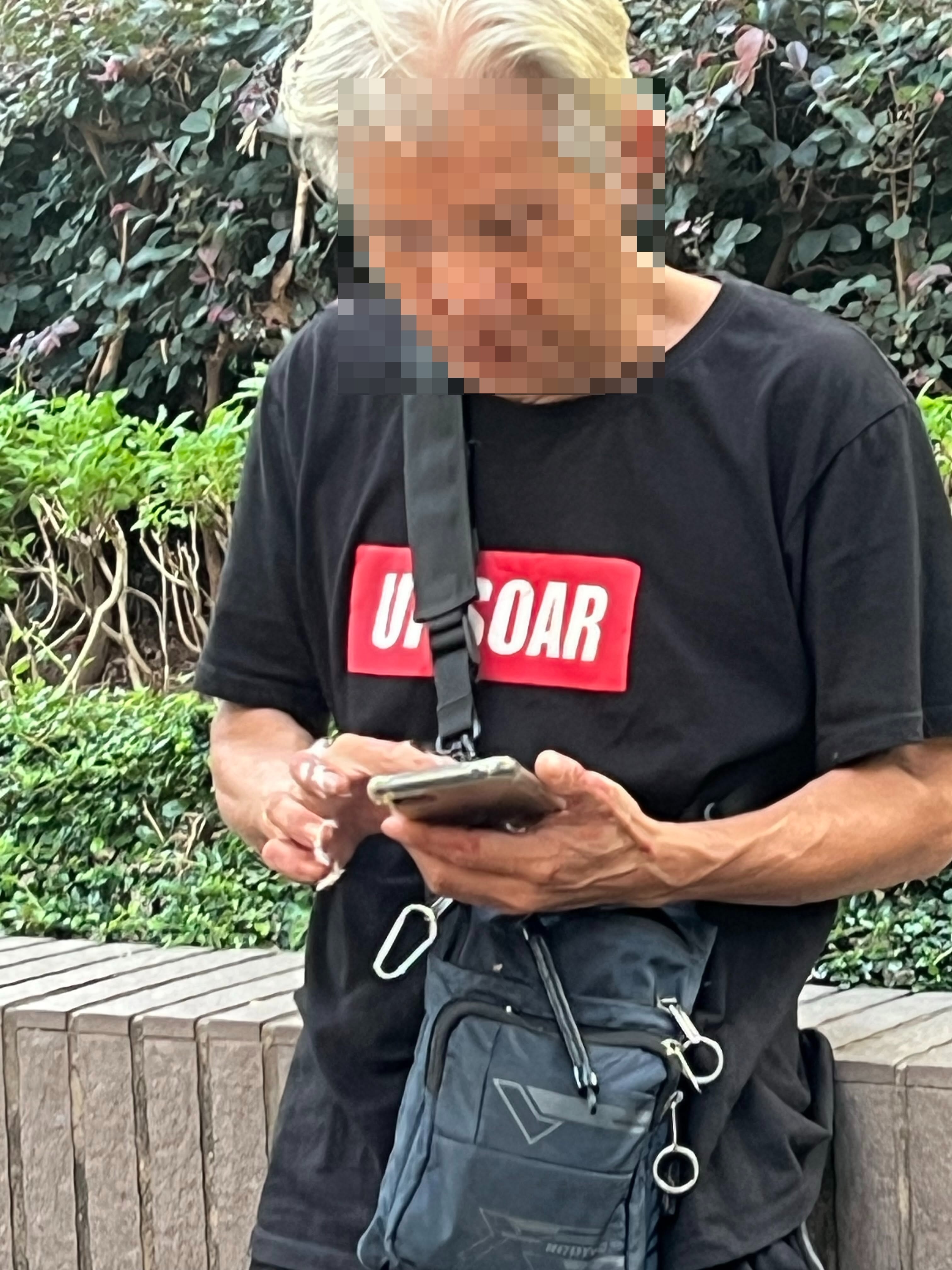 涉事男子的手上沾有羽毛。（Threads圖片／@mkjai1234）