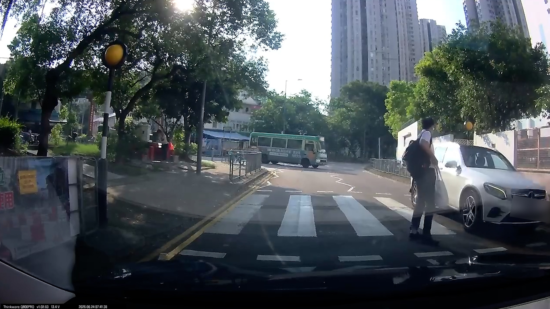 車Cam直擊｜白色私家車斑馬線「直衝」險撞行人　片主怒轟：遲早一鑊撞死人 （FB@ThrillingDragon2686）