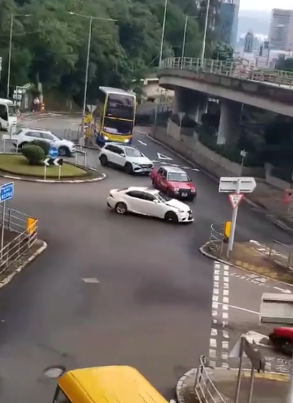 有片｜跑馬地私家車瘋狂亂駛鏟行人路。 (影片截圖)