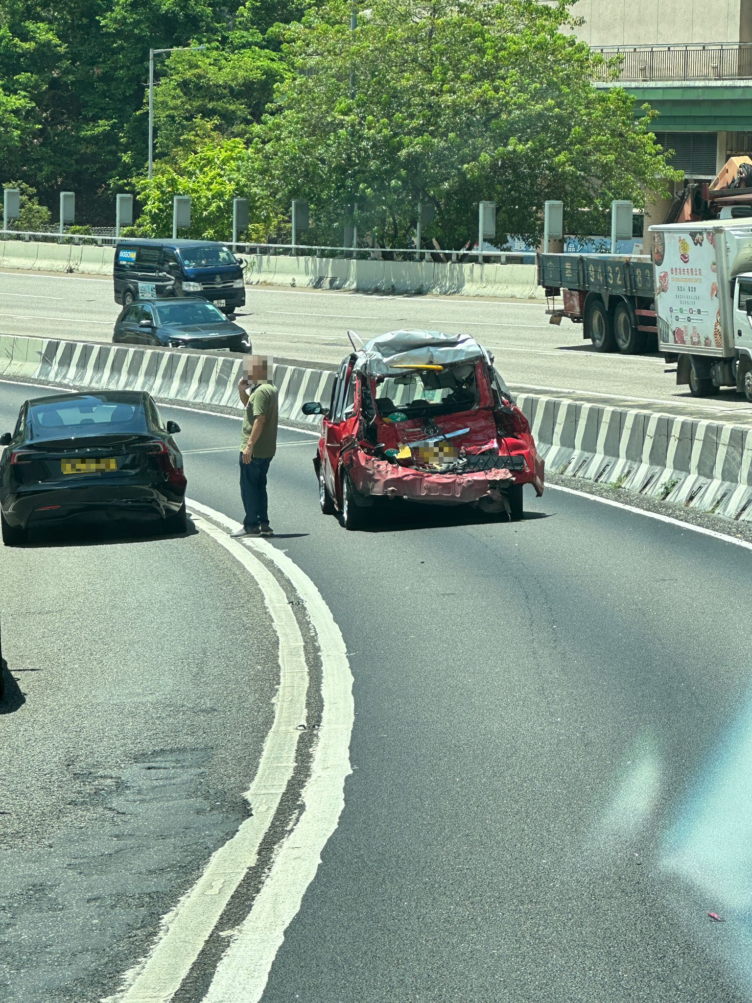 涉事的士車尾嚴重損毀。（Facebook圖片／馬路的事 (即時交通資訊台)／Bosco Chu）