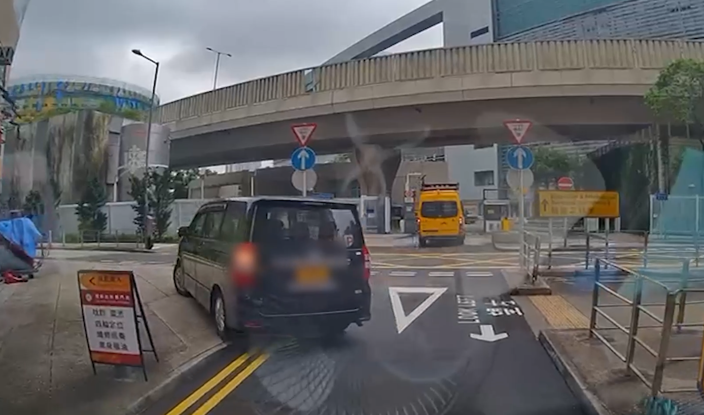 東張報料｜九龍灣P牌司機公然鏟上行人路掉頭　片主憂意外發生