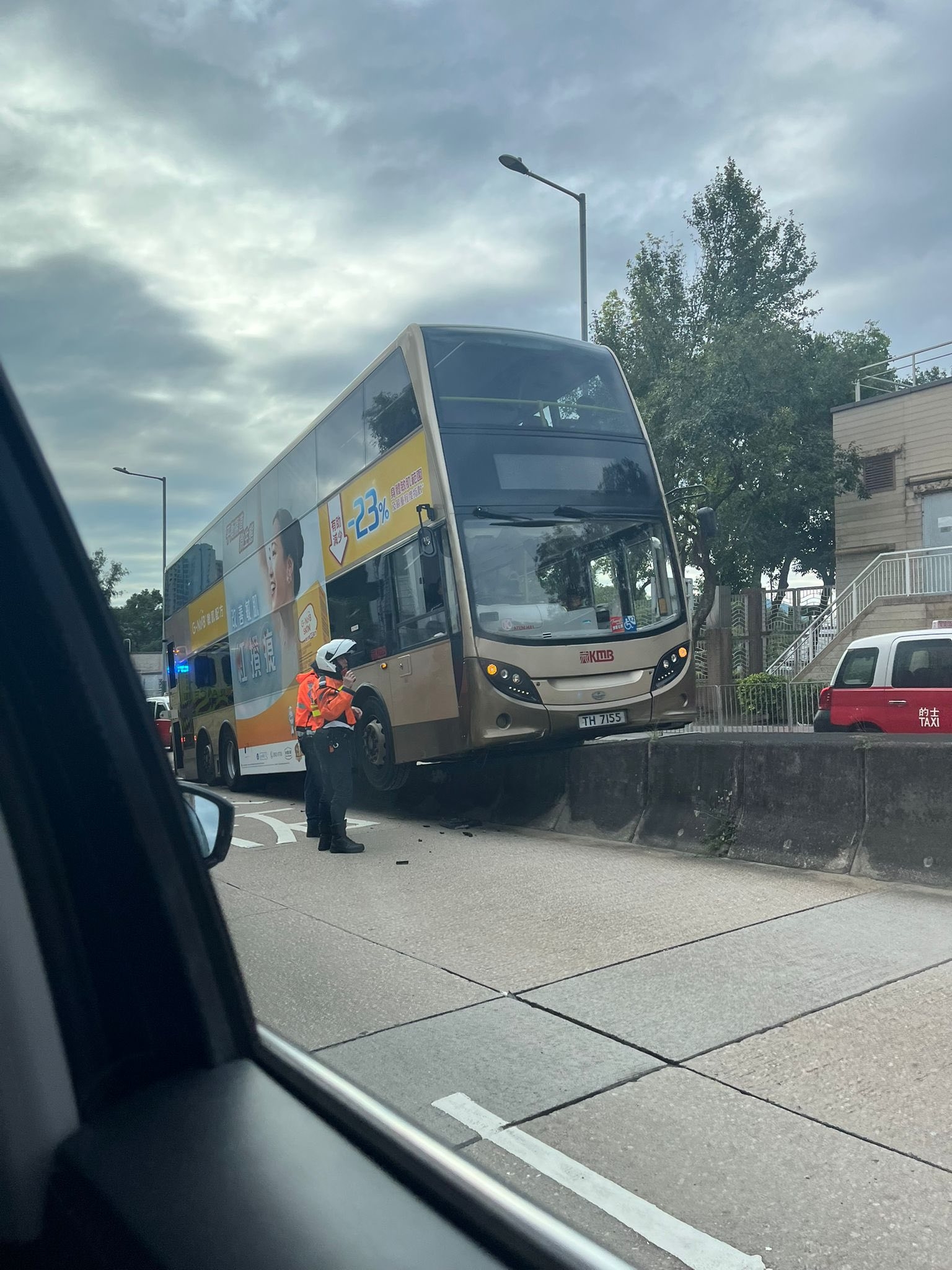 新清水灣道巴士失事車頭擱路壆　車轆凌空勁誇張　網民：玩生死時速 (FB@Bosco Chu)
