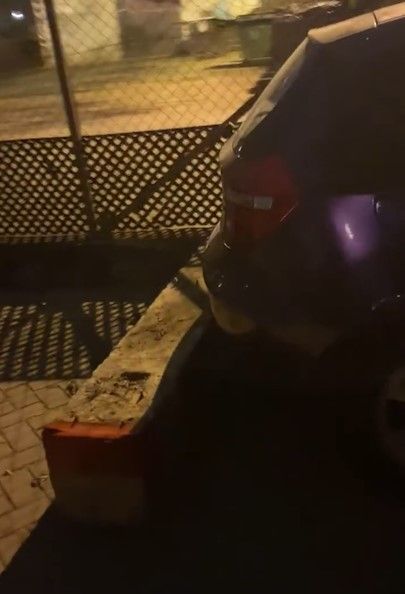 私家車疑亂泊地盤遭「土法鎖車」。(影片截圖)