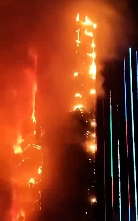 事發時大樓火勢猛烈，火舌不斷竄出，並冒出濃煙，且不時有著火物件從高樓墮下。（網上影片截圖）
