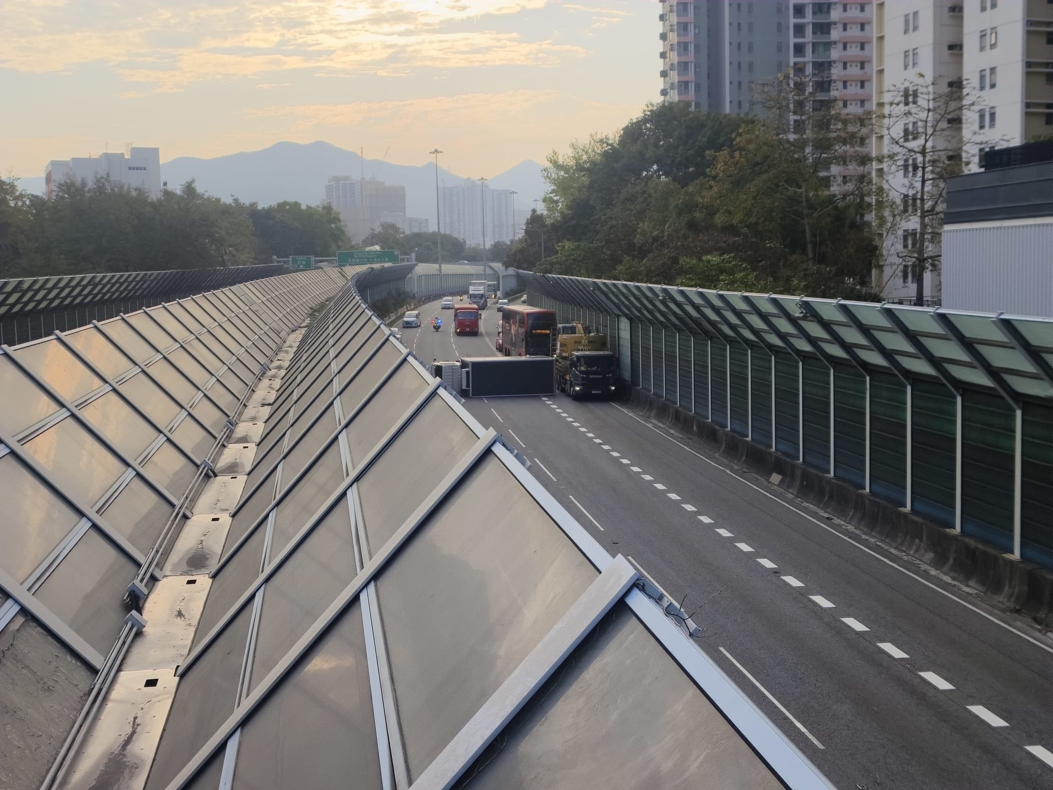 粉嶺公路貨車翻側涉與私家車相撞　司機一度被困後自行爬出 (FB@bosco chu)