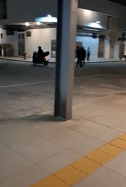 安達邨外賣員被男子爆粗追打，有人自稱為「三合會」成員。(影片截圖)