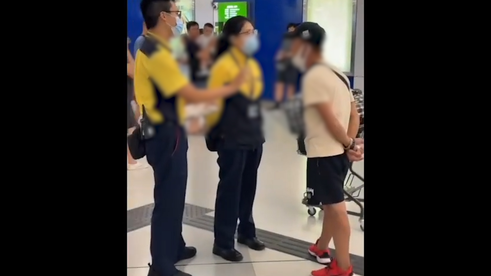 港鐵元朗站男乘客推大型行李遭拒入閘　與職員激烈爭執影片網絡瘋傳
