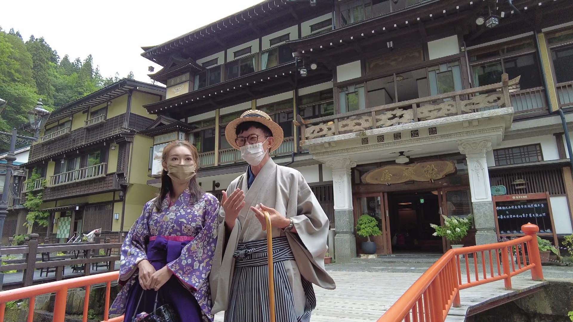 Bowie同項明生着住大正時代嘅服飾漫步銀山溫泉。