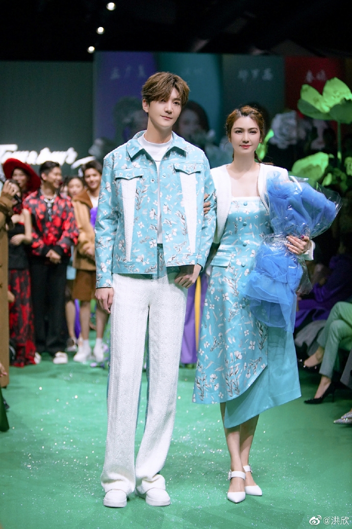 洪欣事發前數日先同兒子張鎬濂齊齊現身公開活動，當時並冇一樣