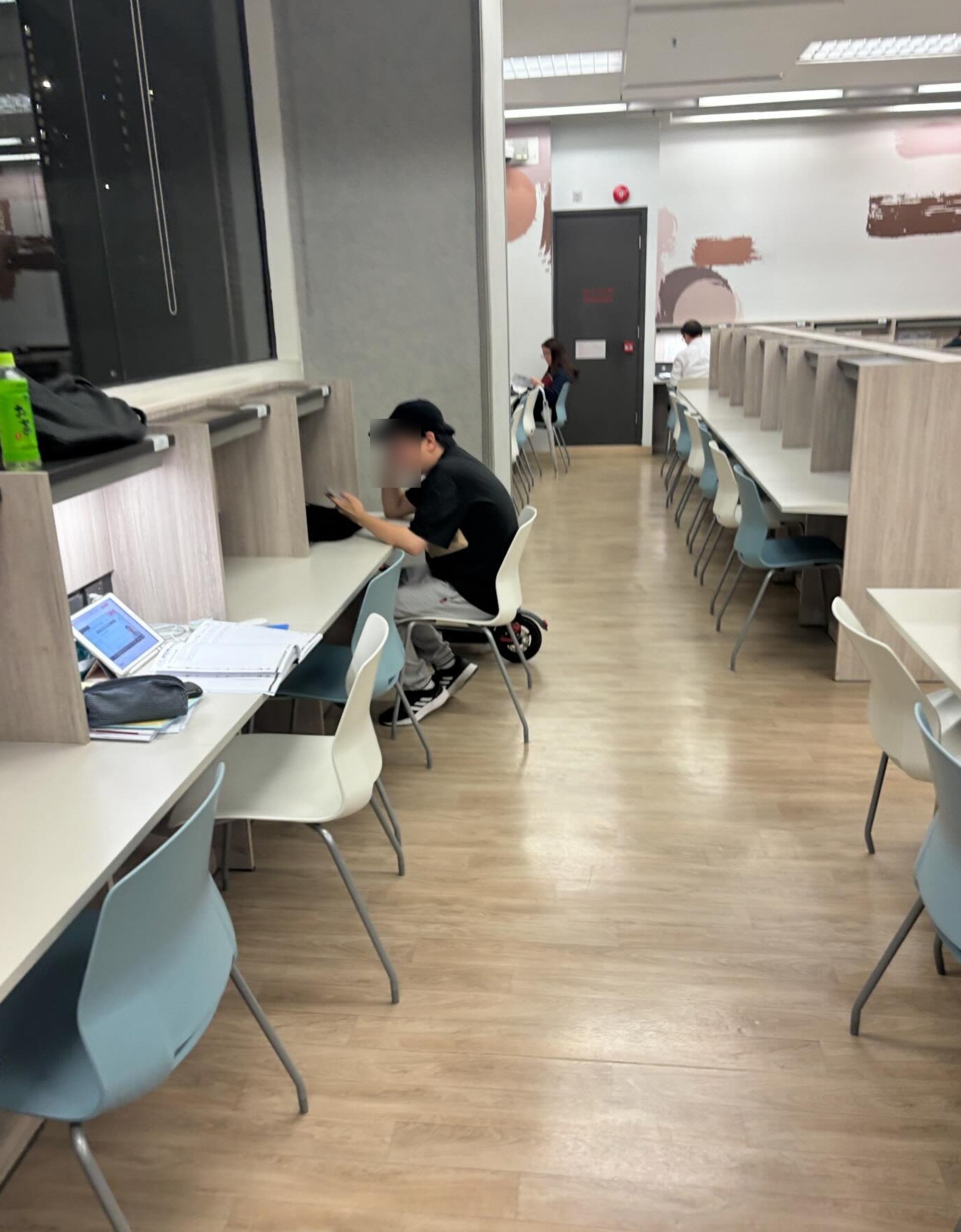東張西望跟進｜圖書館自修室變電動滑板充電站　男子疑用公家插座充電被拍引爆討論