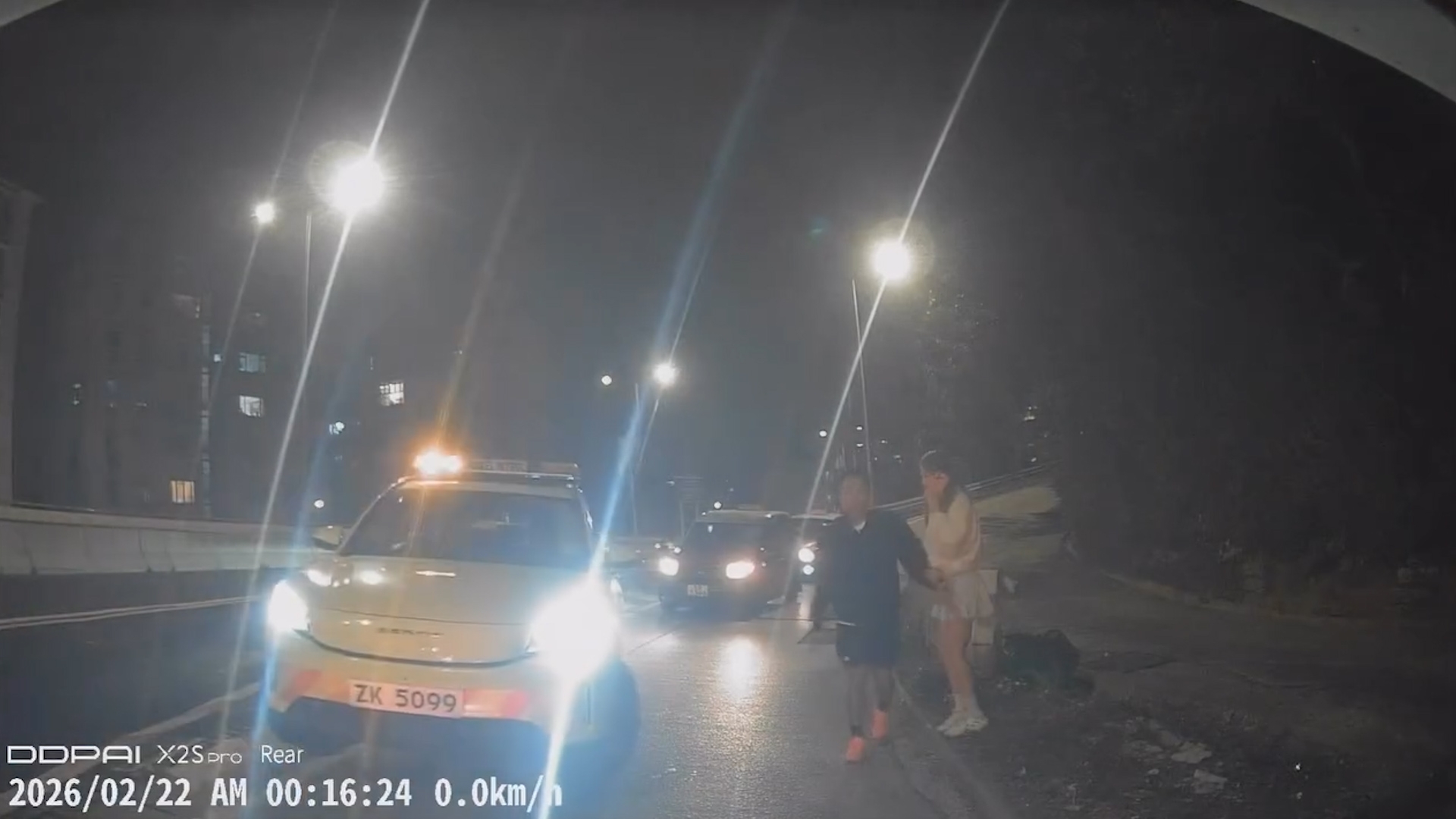 好心情侶落車幫忙獲讚：好有愛！