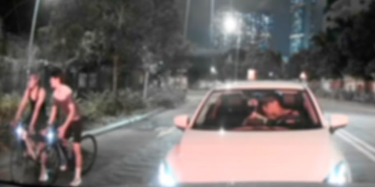 有片｜香港男女駕駛中突然上演激吻情節