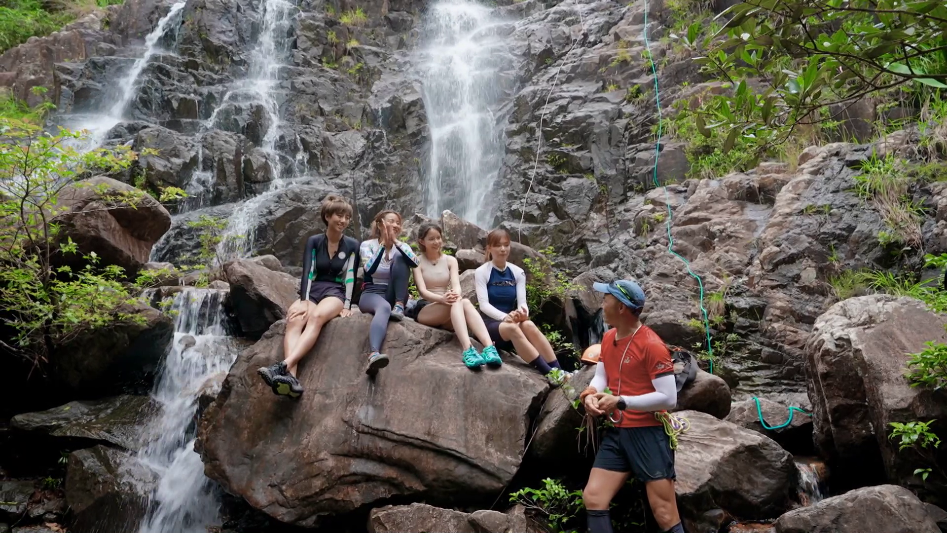 經過一小時行程，眾人到達赤崖，她們要挑戰身後的瀑布攀爬上山。