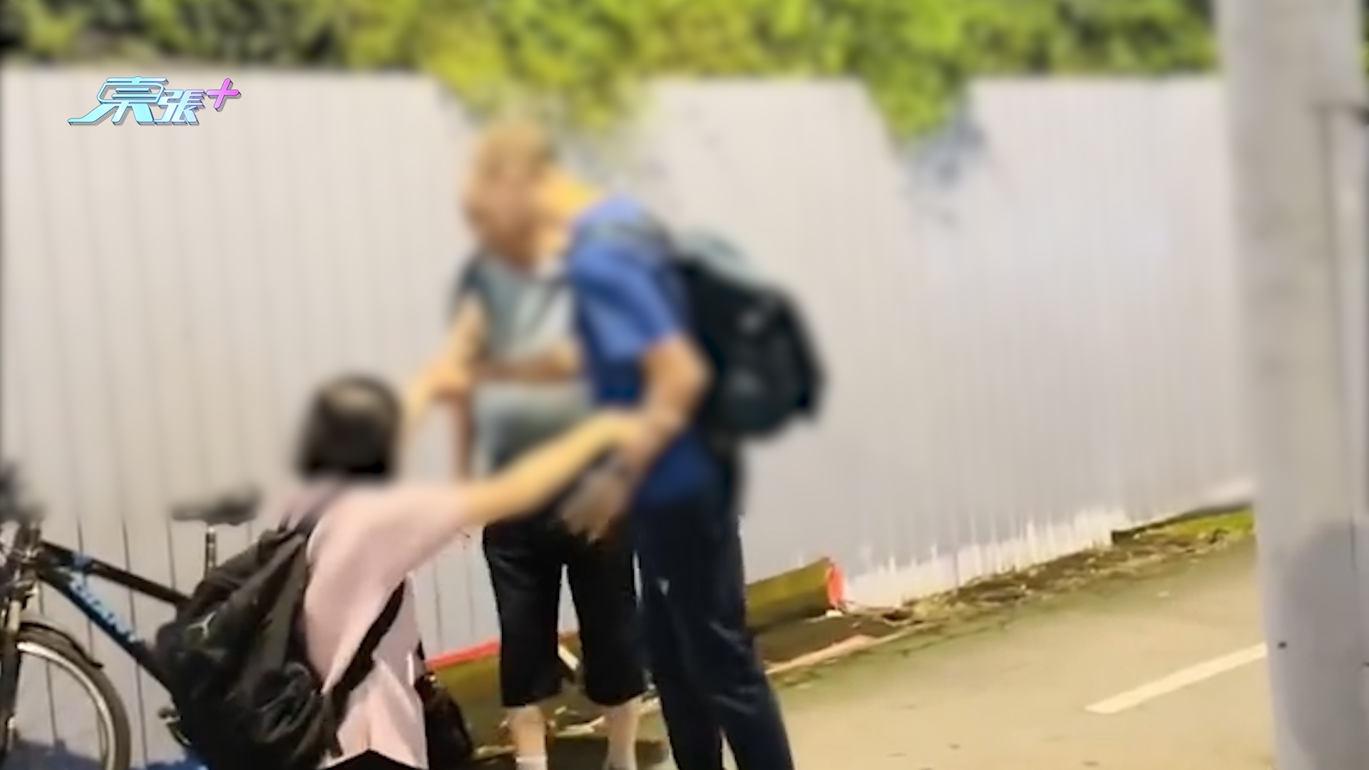 港母親當街跪地哀求兒子停止爭吵　被趕仍死纏獲網民大讚