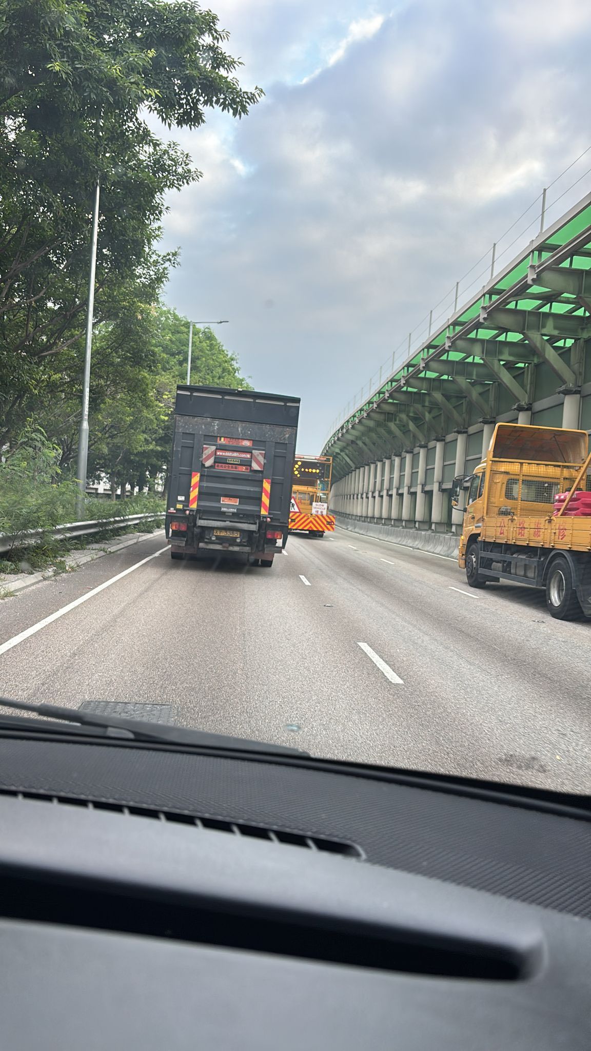 屯門公路爆水管封兩線