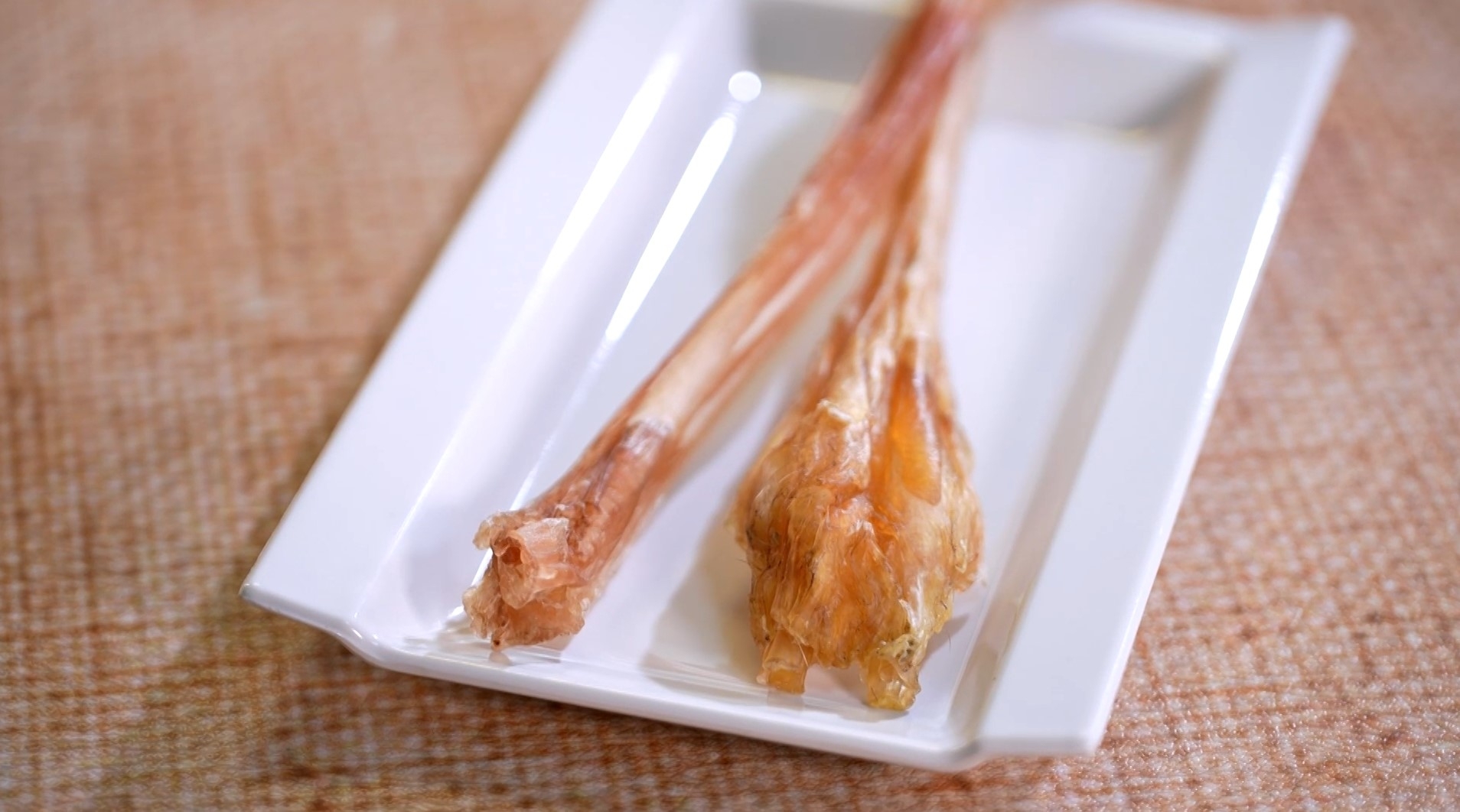 徐博士又說：「對於一D中老年人士嚟講，佢地可能膝頭哥比較痛，少少怕凍果D人士比較適合。而家已經有本港大學幫鹿筋配方進行研究，認為鹿筋係可以保護關節細胞，有效改善關節疼痛現象。」