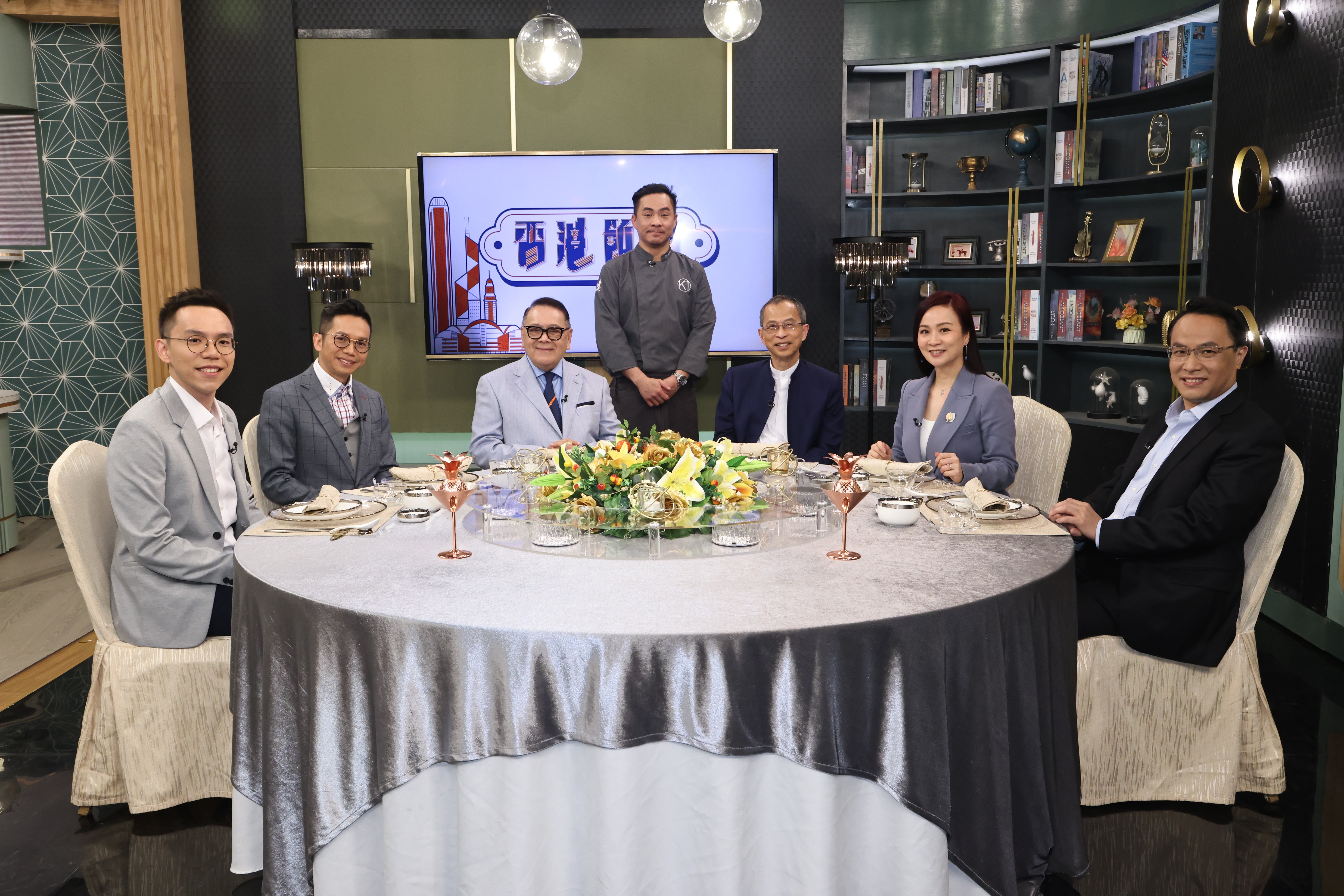 第六集《香港飯局 》邀請到星級名廚譚以健師傅（中）主理飯局，為眾主持、 嘉賓席間提供美食 。