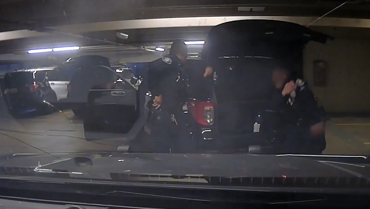 其中一人手槍走火，子彈射穿巡邏車擋風玻璃擊中同僚肩膀。