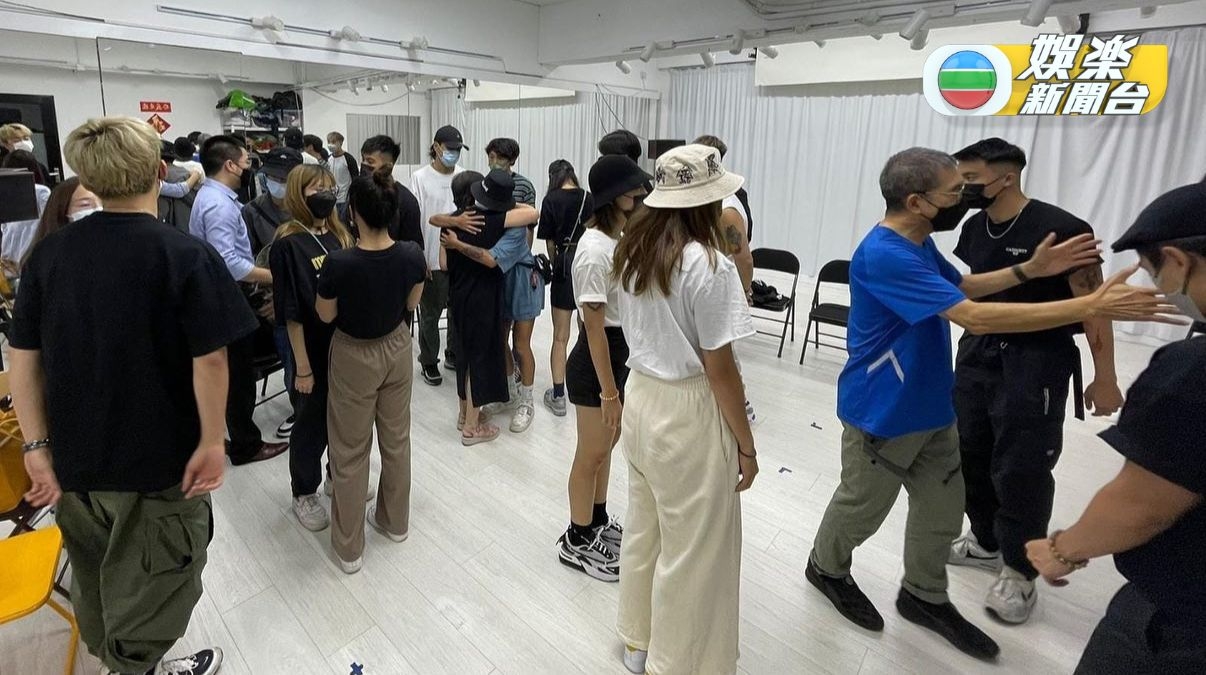 阿Mo嘅爸爸（藍衫）、媽媽、哥哥（淺藍裇衫）及女友SoChing，與眾舞者見面。