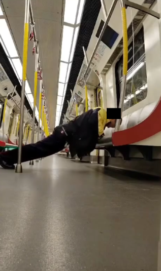 港鐵職員車廂猛做掌上壓影片瘋傳　1分鐘做73下耐力驚人　港鐵有回應