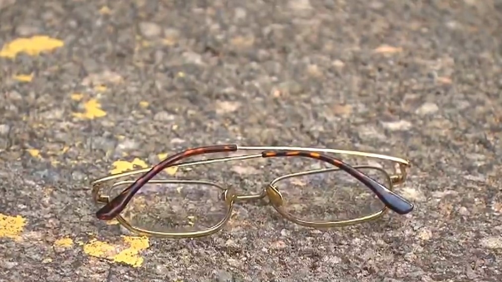 現場留下頭盔、眼鏡等。 