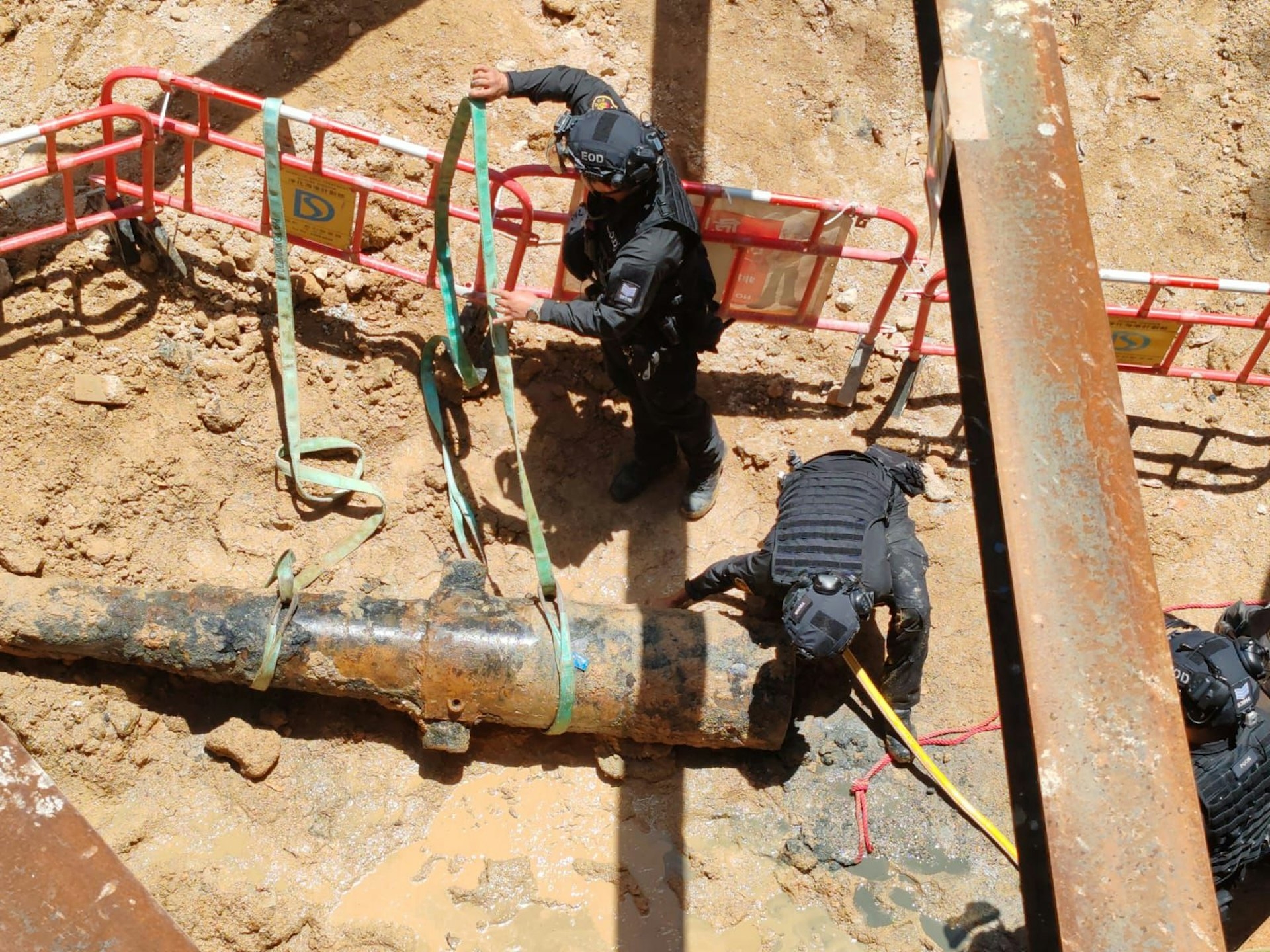 警方爆炸品處理課於現場檢視炮管