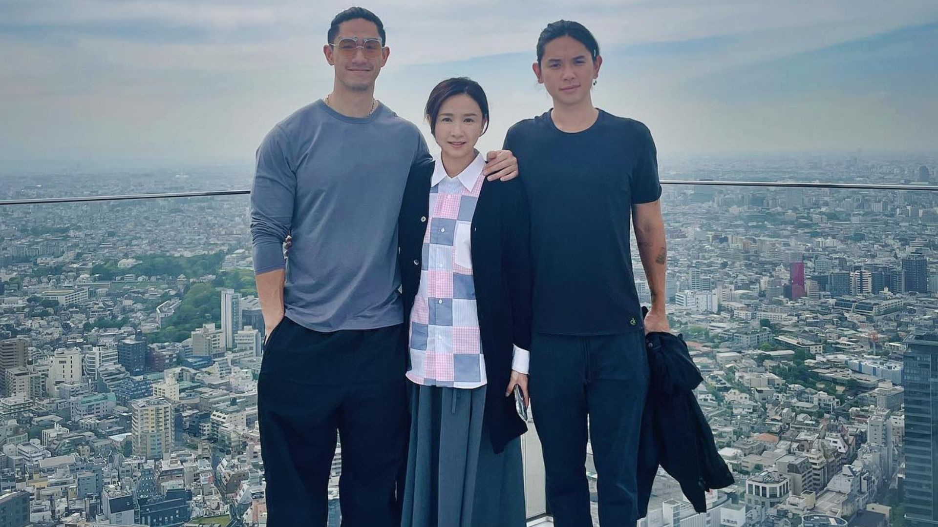 阿仔Lynus喺社交平台分享旅行靚相，見佢同阿哥Caspar跟媽咪影合照。