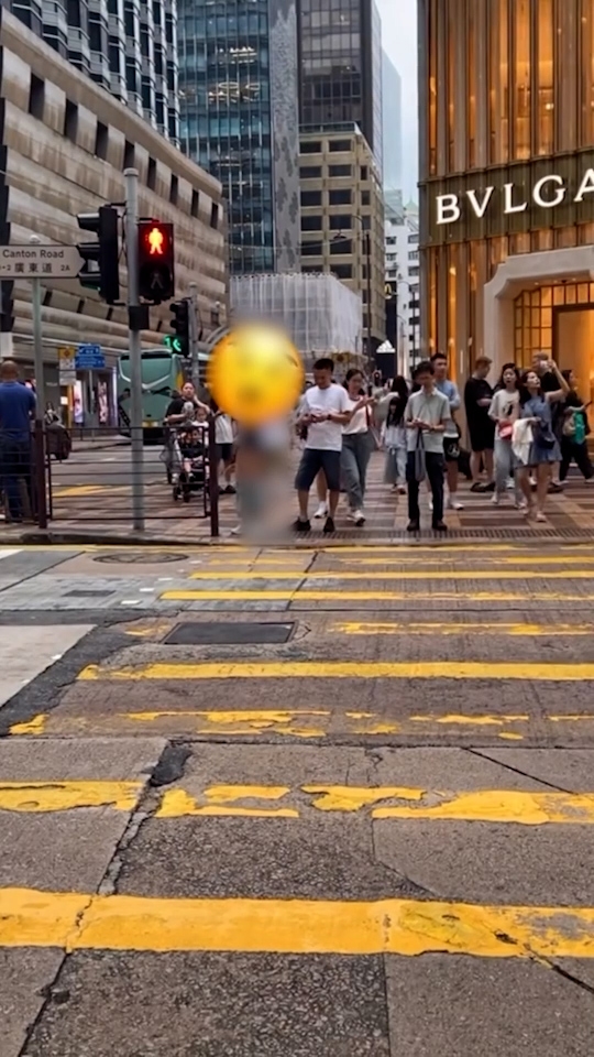 一名男童在廣東道名店外的路邊公然小便。（Threads影片截圖）