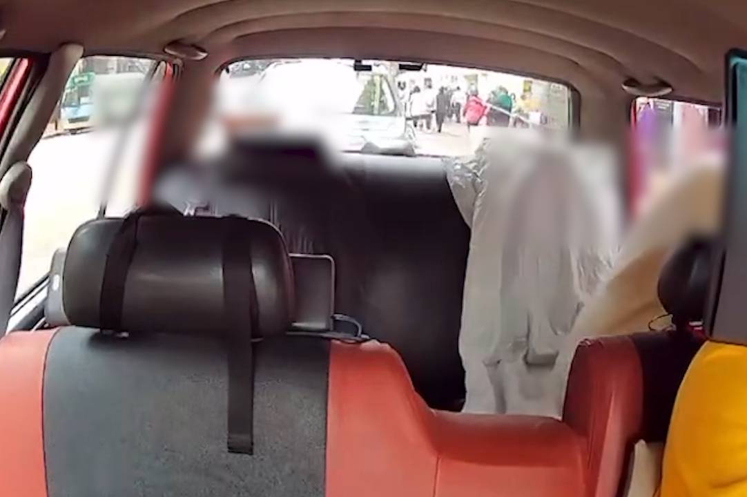 富婆出巡搭的士用「垃圾袋」墊位。(FB@高囂)