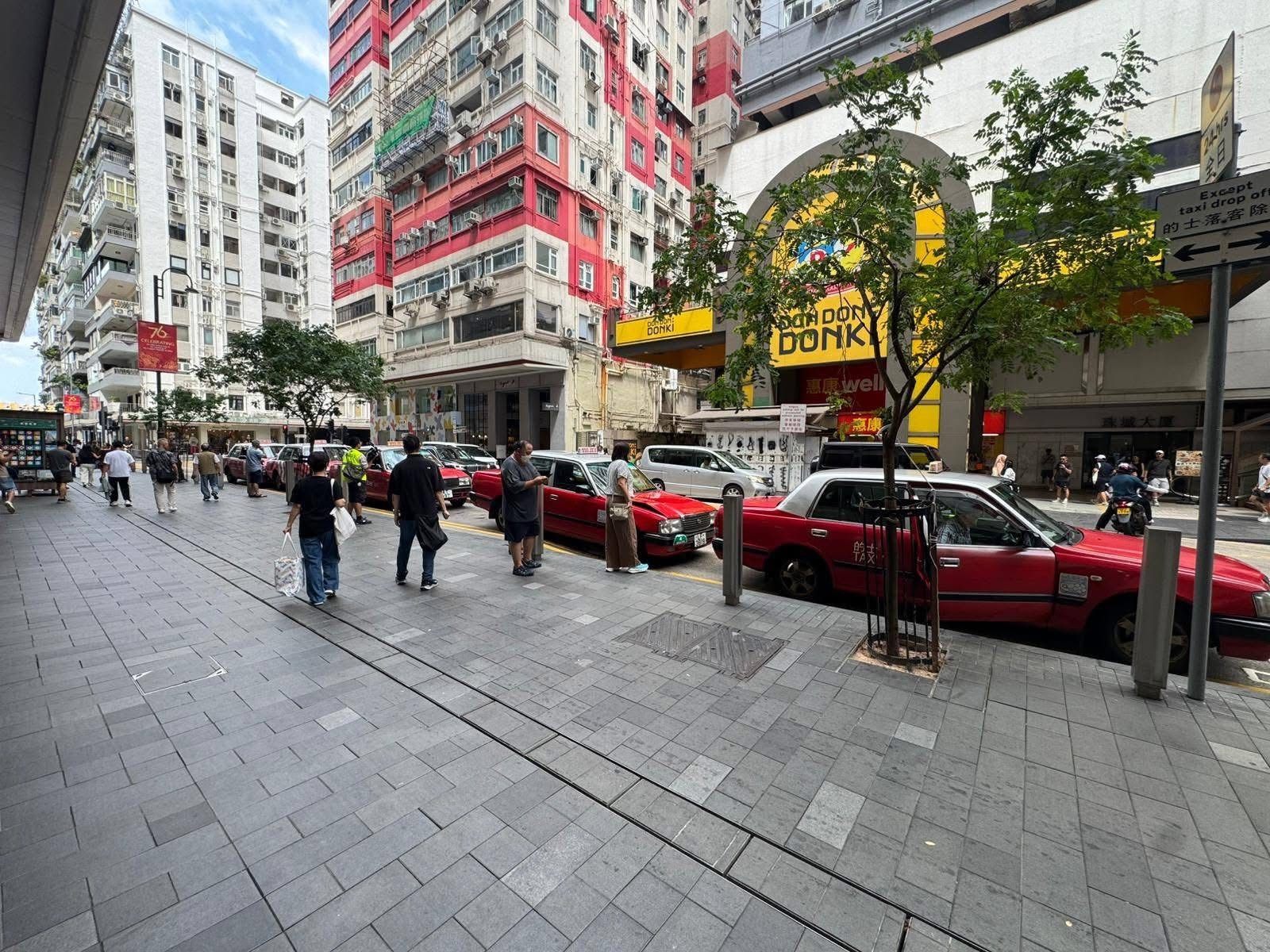 5輛的士車頭撞車尾，均有損毀，當中有的士車頭蓋明顯彎曲。（Facebook圖片／車cam L（香港群組）／Bosco Chu）