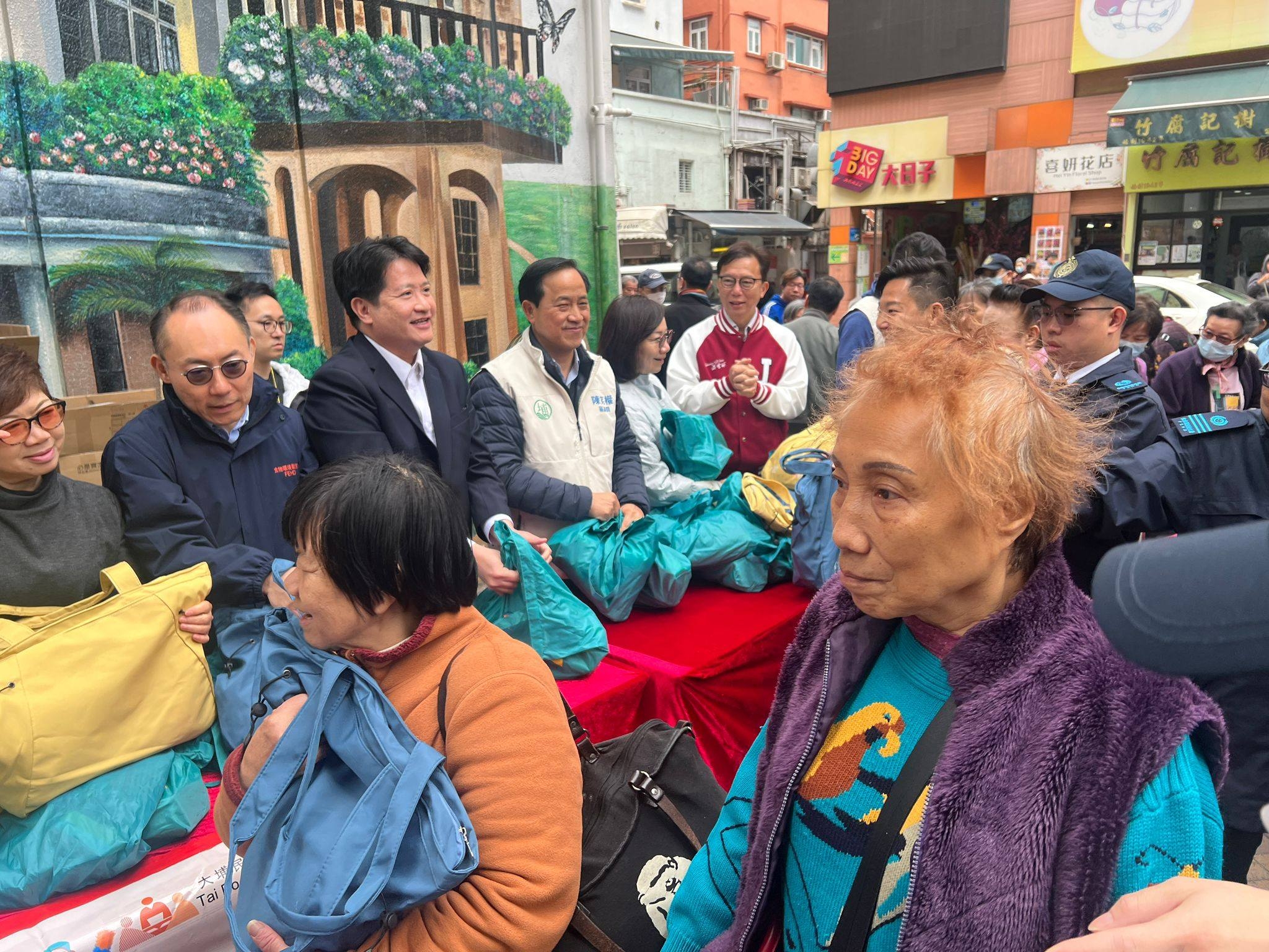 新年2026｜黃碧嬌現身大埔伙食環署「洗邋遢」派清潔包。 (FB＠大埔區議員陳笑權)