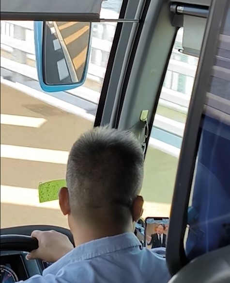 中港直通巴司機開車「煲劇」1.5小時　全程被拍下　乘客怒斥：嚇死我
